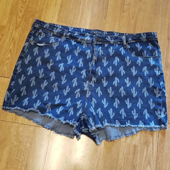 Modcloth Pants - Modcloth cactus print denim shorts sz 18